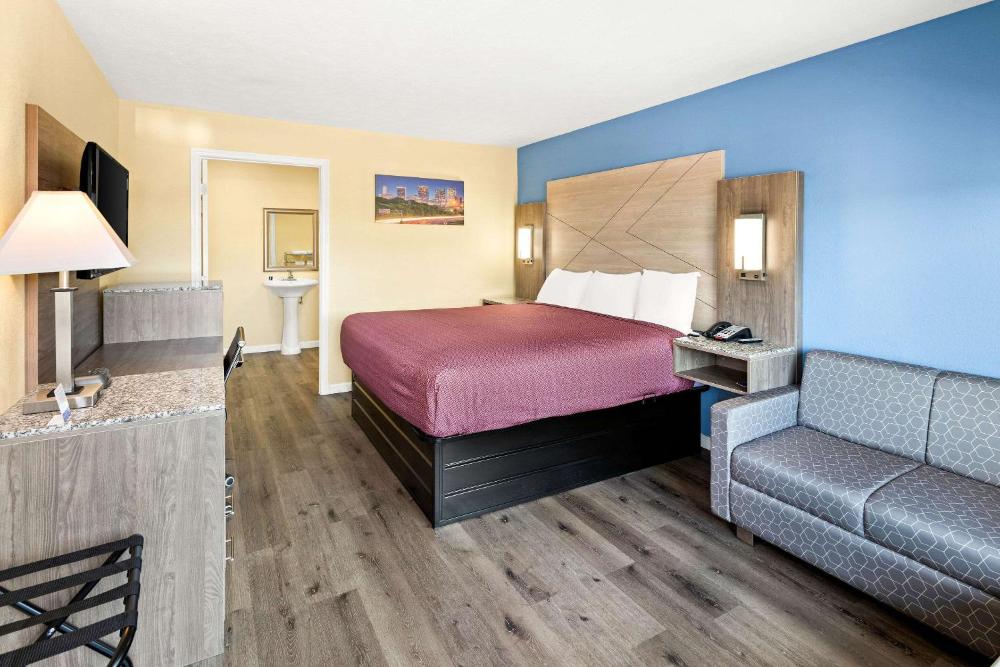 King Room with Roll-In Shower - Disability Access/Non Smoking interior